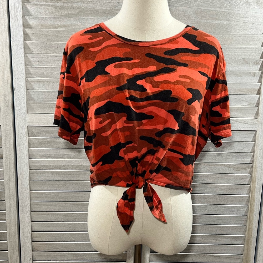 FLIRTITUDE (Active) 100% Cotton Tie Bottom Cropped Tee Red & Black Camo-Large